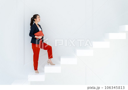 階段を上るビジネスウーマン 106345813
