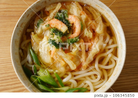 海老のかき揚げ天ぷらうどん 106345850