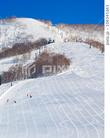 朝の圧雪したてのスキー場 (北海道、ニセコ) 106345863