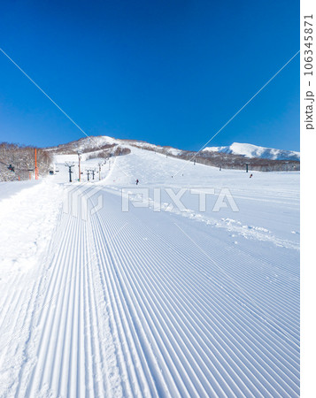 朝の圧雪したてのスキー場 (北海道、ニセコ) 106345871