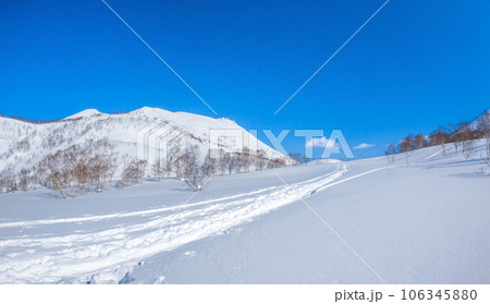 山間の雪原に残る滑走跡 (北海道、俱知安町、イワオヌプリ登山口周辺) 山間の雪原に残る滑走跡 (北海道、俱知安町、イワオヌプリ登山口周辺) 106345880