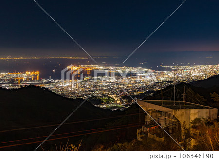 神戸の夜景（眼下には中央区、灘区、東灘区、ポートアイランドが広がっています）　六甲ケーブル山上駅にて 106346190