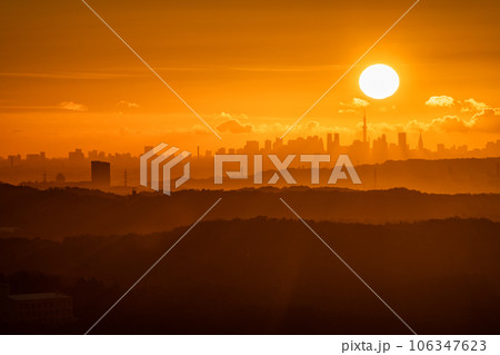 《東京都》東京の夜明け・摩天楼からのぼる太陽 106347623