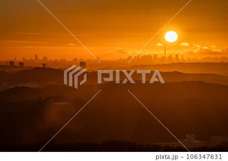 《東京都》東京の夜明け・摩天楼からのぼる太陽 106347631