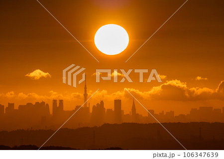 《東京都》東京の夜明け・摩天楼からのぼる太陽 《東京都》東京の夜明け・摩天楼からのぼる太陽 106347639