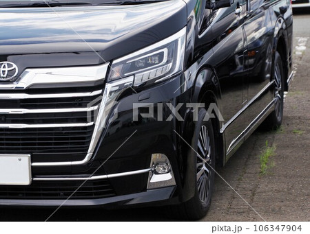 自動車イメージ　トヨタの高級ミニバン グランエースのフロントマスク 106347904