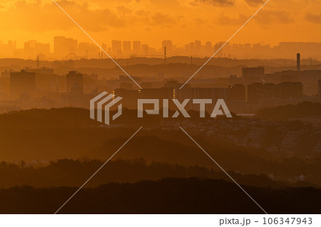 《東京都》東京の夜明け・多摩地域よりのぞむ遠景 《東京都》東京の夜明け・多摩地域よりのぞむ遠景 106347943