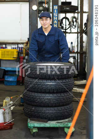 車を整備する整備士 106348191