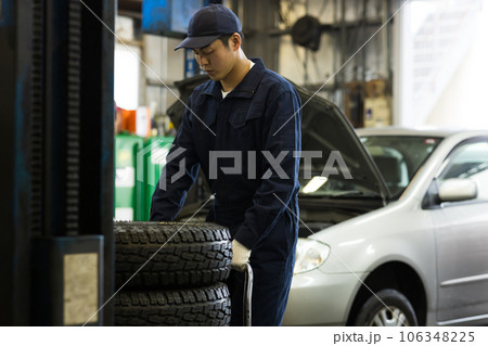 車を整備する整備士 106348225
