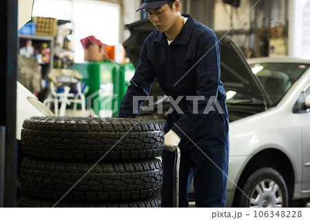 車を整備する整備士 106348228