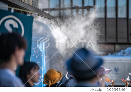 日本の東京都市景観 浅草寺雷門前の浅草文化観光センターのミストシャワーが涼をさそう…=8月29日 日本の東京都市景観 浅草寺雷門前の浅草文化観光センターのミストシャワーが涼をさそう…=8月29日 106348464