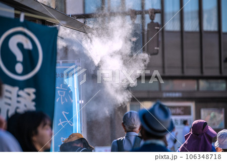 日本の東京都市景観 浅草寺雷門前の浅草文化観光センターのミストシャワーが涼をさそう…=8月29日 日本の東京都市景観 浅草寺雷門前の浅草文化観光センターのミストシャワーが涼をさそう…=8月29日 106348718
