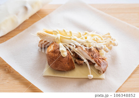 きのこチーズ春巻き きのこチーズ春巻き 106348852