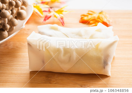 焼く前のきのこチーズ春巻き 焼く前のきのこチーズ春巻き 106348856