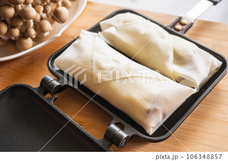 ホットサンドメーカーで焼くきのこチーズ春巻き 106348857