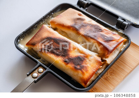 ホットサンドメーカーで焼くきのこチーズ春巻き ホットサンドメーカーで焼くきのこチーズ春巻き 106348858