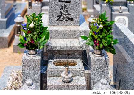 お墓参り 106348897