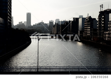 川に反射する夕暮れ 106350168