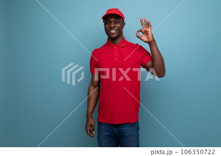 a young American man dressed in a baseball cap and cotton T-shirt uniform works for a food 106350722