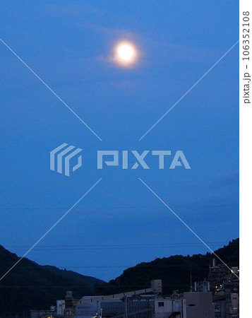 おぼろ月とセメント工場(薄曇りの日の夕暮れの待宵月) おぼろ月とセメント工場(薄曇りの日の夕暮れの待宵月) 106352108