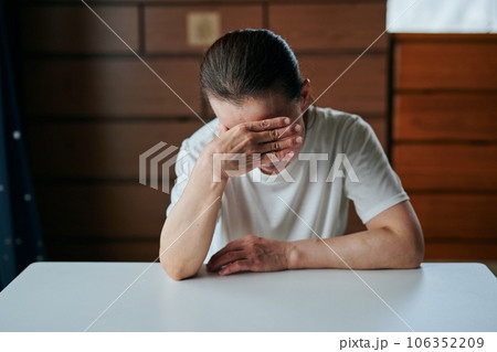 頭を押さえるシニア女性 頭を押さえるシニア女性 106352209