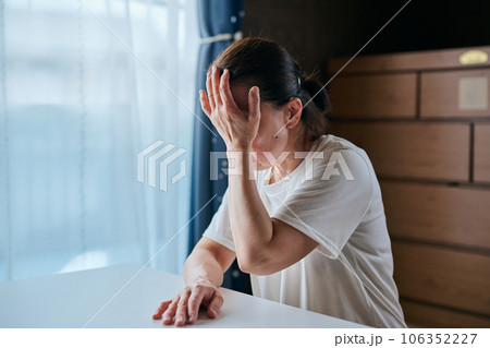 目を押さえるシニア女性 106352227