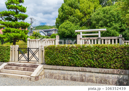 京都市北区　第六十五代花山天皇　紙屋川上陵 106352439
