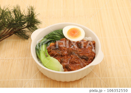 麻辣魯肉飯 106352550