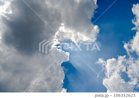 雲の隙間から見える太陽 雲の隙間から見える太陽 106352623