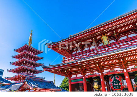 日本の東京都市景観 浅草寺は澄み切った青空が広がる(外国人観光客で賑わう浅草寺)=8月29日 日本の東京都市景観 浅草寺は澄み切った青空が広がる(外国人観光客で賑わう浅草寺)=8月29日 106353039