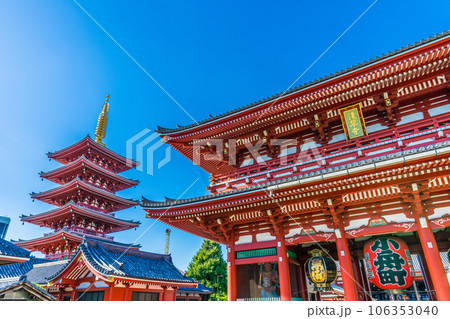 日本の東京都市景観　浅草寺は澄み切った青空が広がる（外国人観光客で賑わう浅草寺）＝8月29日 106353040