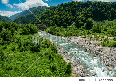 立山を流れる常願寺川のとても美しい風景 立山を流れる常願寺川のとても美しい風景 106354499