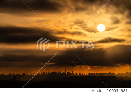 《東京都》東京の夜明け・都市を照らす太陽 106354981