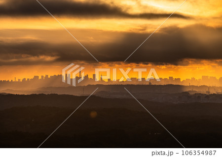 《東京都》東京の夜明け・都市を照らす太陽 106354987