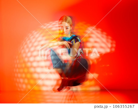 モードでシックな女性のファッションイメージ 106355267