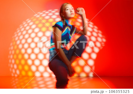 モードでシックな女性のファッションイメージ 106355325