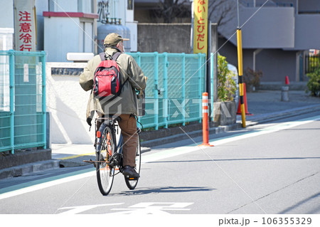 自転車に乗る元気なシニア 自転車に乗る元気なシニア 106355329