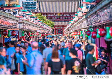 日本の東京都市景観 立秋も過ぎたが猛烈な暑さ続く…賑わう浅草寺。マスク無しに…感染爆発はない＝29日 106355786