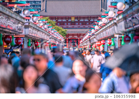 日本の東京都市景観 立秋も過ぎたが猛烈な暑さ続く…賑わう浅草寺。マスク無しに…感染爆発はない＝29日 106355998