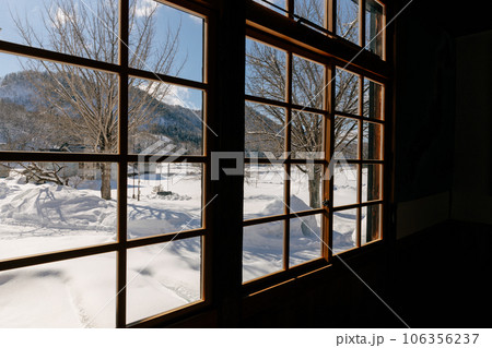 木造校舎の窓から見える雪景色 106356237