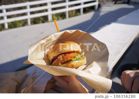 屋外テラスで食べるご当地ハンバーガー 屋外テラスで食べるご当地ハンバーガー 106356280
