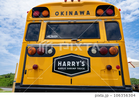 沖縄 宮古島 西平安名岬にあるHARRY'Sガーリックシュリンプトラック後ろ側と青い空 106356304