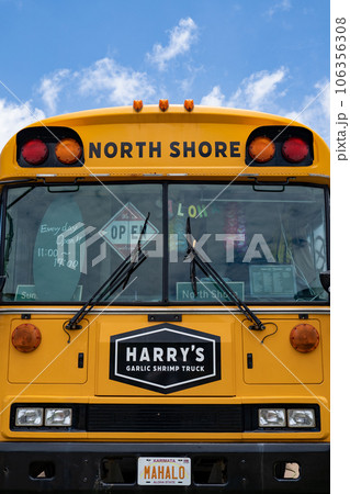 沖縄 宮古島 西平安名岬にあるHARRY'Sガーリックシュリンプトラック正面と青い空 沖縄 宮古島 西平安名岬にあるHARRY'Sガーリックシュリンプトラック正面と青い空 106356308