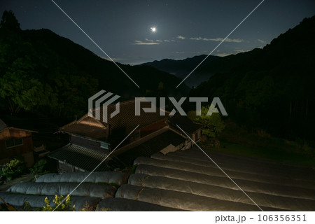 福岡県八女市黒木町にある天空の茶屋敷から観える月と星と茶畑 106356351