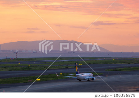 中部国際空港セントレアと伊勢湾の夕景 106356879