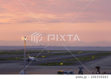 中部国際空港セントレアと伊勢湾の夕景 106356883
