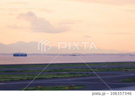 中部国際空港セントレアと伊勢湾の夕景 106357346