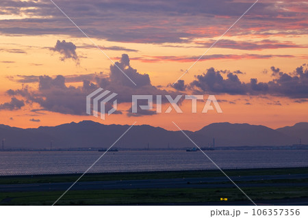 中部国際空港セントレアと伊勢湾の夕景 中部国際空港セントレアと伊勢湾の夕景 106357356