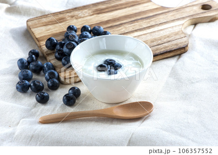 新鮮なブルーベリーとヨーグルト 106357552