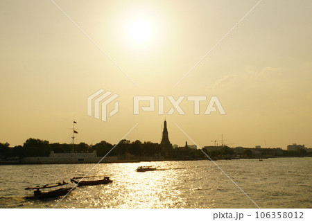 タイ王国バンコクのチャオプラヤー川沿いの寺院「ワット・アルン」と「ワット・カンラヤーナミット」 106358012